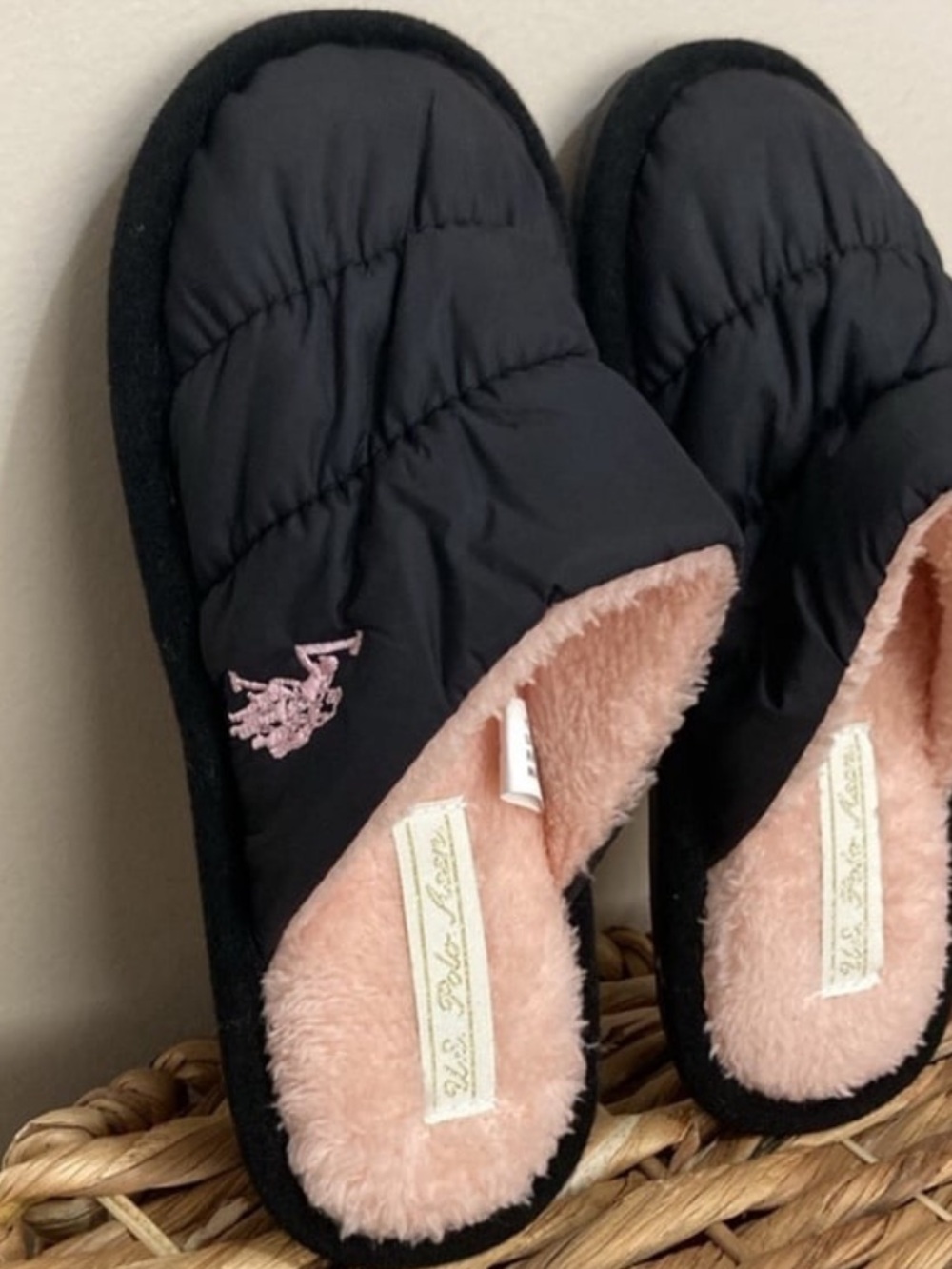 🔴 U.S. Polo Assn. Black Quilted Slippers Pink Plush Lining! Puffer! Trending! 🔥